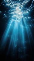 hermosa submarino paisaje exhibiendo Dom rayos penetrante claro Oceano agua a mediodía foto