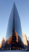 un alto vaso rascacielos reflejando ciudad edificios en un claro día en un urbano zona foto