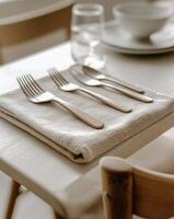 ajuste un hermosa comida mesa con elegante cuchillería y minimalista decoración en un acogedor atmósfera foto