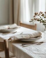 ajuste un hermosa comida mesa con elegante cuchillería y minimalista decoración en un acogedor atmósfera foto