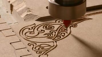Sawing patterns on a polished board. Creative. With the help of a special jigsaw, the patterns of the master are drawn. video