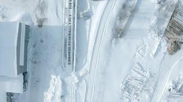 topp se av järnväg med snö. klämma. tömma snötäckt järnväg skenor i vinter. snö faller på solig dag på järnväg video