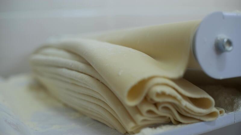 productie van spaghetti. klem. speciaal uitrusting voor snel voedsel productie. 51757460 Stockvideo bij Vecteezy