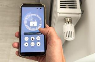 Application for managing connected thermostatic heads. The app indicates the name of each room with a thermostat, in French, such as the kitchen, bedroom... photo
