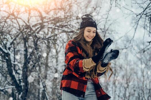 invierno joven mujer retrato. belleza alegre modelo niña riendo y teniendo divertido en invierno parque. hermosa joven hembra al aire libre, disfrutando naturaleza, invierno foto