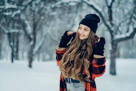 invierno joven mujer retrato. belleza alegre modelo niña riendo y teniendo divertido en invierno parque. hermosa joven hembra al aire libre, disfrutando naturaleza, invierno foto