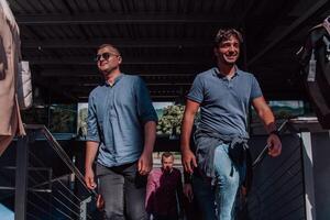 un diverso grupo de empresarios y colegas caminando juntos por su lugar de trabajo, exhibiendo colaboración y trabajo en equipo en el compañía. foto