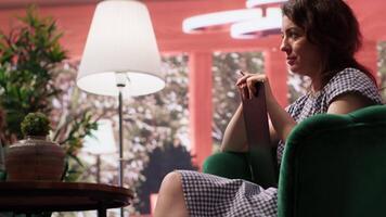 Psychotherapy tackles the growing conflict between a rebellious daughter and mother, as they confront behavioral problems, family issues and stubbornness in an emotional confrontation. Camera A. video