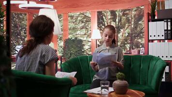 bekymrad tonåring aktier olycksbådande ritningar med en psykoanalytiker under rådgivning. skisser visa våldsam tankar och aggression, signal- farlig beteende och mental hälsa bekymmer. kamera b. video