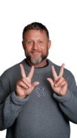 man i grå Tröja framställning fred tecken med händer på transparent bakgrund, glad uttryck png