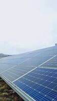 azul solar painel em a chão. sustentável e renovável fonte do energia. poder Engenharia conceito. fechar-se. vertical video
