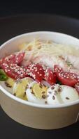 délicieux Frais salade avec laitue, Croûtons, poulet filet, tomates et Oeuf sur une foncé béton Contexte video