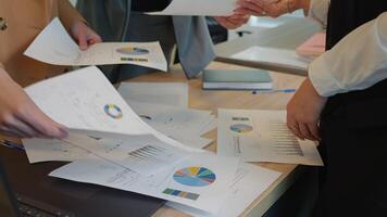 fechar acima mãos do equipe analisando dados para Próximo prazo convite estratégia. video