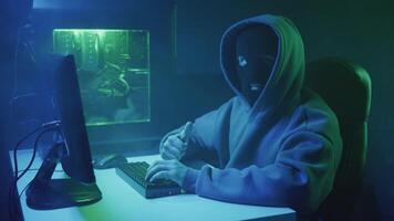cibercriminoso hacker digitando e mostrando gostar para Câmera video