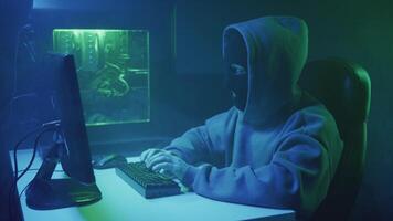 cibercriminoso hacker digitando e obtendo chateado video