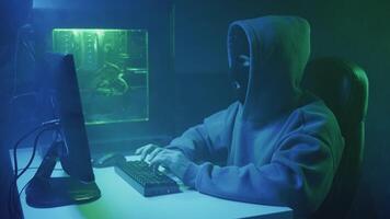 cibercriminoso hacker digitando e alegria video