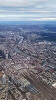 Aussicht von ein Flugzeug von das Stadt von Frankfurt im Deutschland mit alle es ist Wolkenkratzer. video
