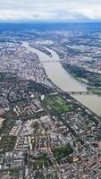 Aussicht von ein Flugzeug von das Stadt von Frankfurt im Deutschland mit alle es ist Wolkenkratzer. video