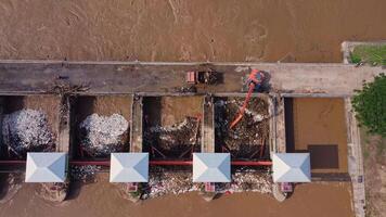 aéreo Visão do a barragem comportas com rápido fluxo do água dentro a chuvoso temporada. barragem água liberar, barragem excesso de capacidade depois de pesado chuva. video