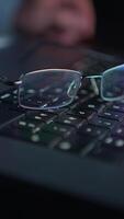 glasögon vilar på en tangentbord skapa ett estetisk den där främjar fokus i en arbetsyta video