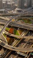 a aéreo Visão mostra uma rodovia intercâmbio integrado com verde espaços e exuberante vegetação video