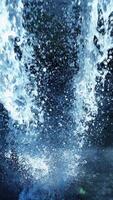 un dinámica y cautivador cascada mostrando hermosa salpicaduras agua efectos todas alrededor video