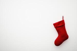 rojo Navidad media colgando en blanco pared foto