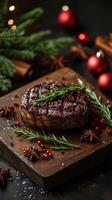 hermosamente estilizado A la parrilla filete con hierbas y festivo decoraciones en de madera tablero foto
