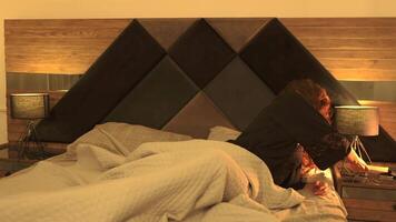 criança termina lendo antes cama, sorridente Como ela pega pronto para relaxante dormir video