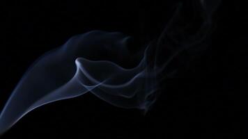 fumaça coluna oscilante às vento às Preto fundo video