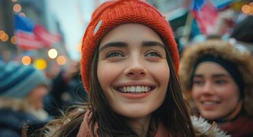 mujer sonriente en multitud durante desfile foto