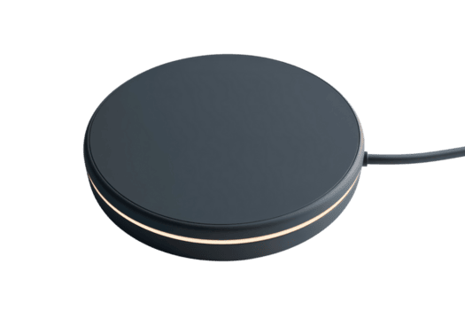 elegante nero il giro senza fili ricarica tampone con un' minimalista disegno, collegato di un' singolo cavo, su un' trasparente sfondo. ideale per moderno Tech allestimenti. png