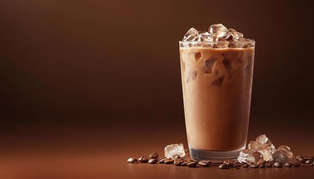 refrescante con hielo café con hielo cubitos en un vaso en un marrón fondo, Perfecto para enfriamiento abajo en un calentar día. foto