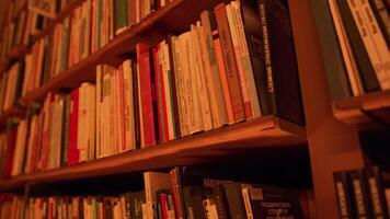 biblioteca con lampeggiante luce. azione filmato. libreria nel biblioteca con lampeggiante caldo luce. misterioso lampeggiante leggero su scaffali con libri nel biblioteca video