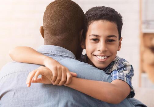 de cerca retrato de sonriente pequeño negro hijo abrazando su papá, saludo con internacional del padre día, unión a hogar juntos foto