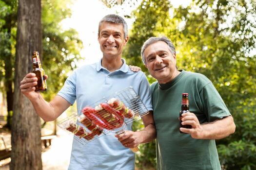 dos hombres son disfrutando un parilla en un animado parque, participación bebidas mientras exhibiendo A la parrilla salchichas y verduras, rodeado por lozano verdor en un brillante día. foto