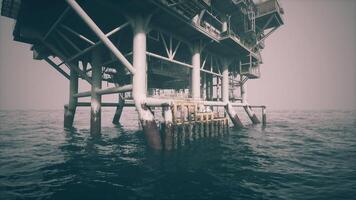 vieux pétrole Plate-forme submergé dans calme des eaux pendant un couvert journée video
