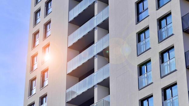moderno Alto Departamento edificio en blanco, estar alto en contra un azul cielo, ejemplificando innovador urbano arquitectura con pulcro, angular diseños foto
