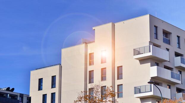 moderno Alto Departamento edificio en blanco, estar alto en contra un azul cielo, ejemplificando innovador urbano arquitectura con pulcro, angular diseños foto