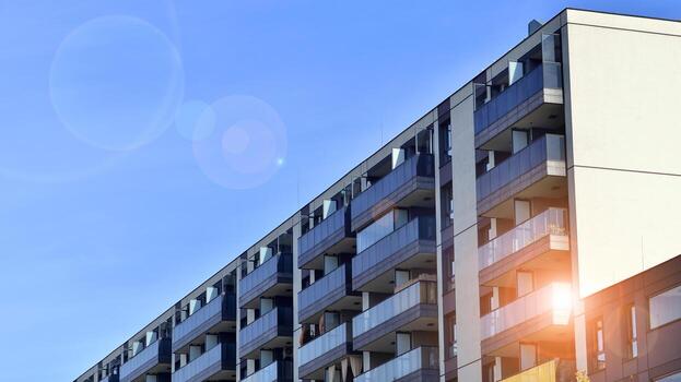 moderno Alto Departamento edificio en blanco, estar alto en contra un azul cielo, ejemplificando innovador urbano arquitectura con pulcro, angular diseños foto