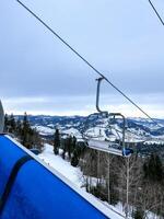 esquí levantar Nevado montaña invierno bosque con silla levantar a el esquí recurso en invierno. Nevado clima esquí Días festivos invierno deporte y al aire libre ocupaciones al aire libre turismo esquiar Snowboarding foto