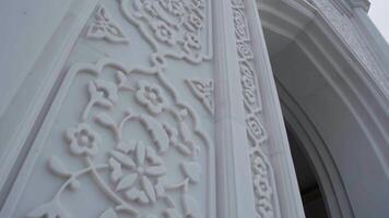 Beautiful white patterns of Muslim temple. Scene. Close-up floral relief patterns on white walls of temple. Beautiful delicate patterns of white Muslim temple video
