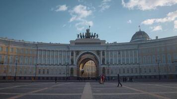 gammal fyrkant med gammal byggnad. handling. fyrkant med skön gammal arkitektur av runda byggnad. historisk fyrkant med turister gående på bakgrund av byggnad video