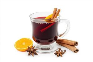 vaso taza caliente rojo reflexionado vino con naranja rebanada, anís y canela palos en blanco antecedentes foto
