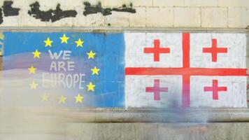 suddigt kopia Plats baner bakgrund georgiansk och eu flagga på vägg med skriven påstående vi behöver eu. integration bearbeta till eu begrepp video