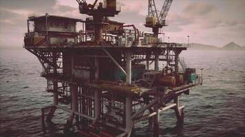vieux pétrole plate-forme Plate-forme dans le milieu de le océan video