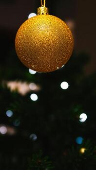 brillante oro Navidad ornamento cuelga en contra un festivo antecedentes foto