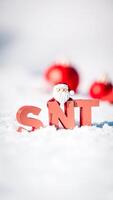 festivo rojo figura soportes antes de el letras "no" el nieve foto