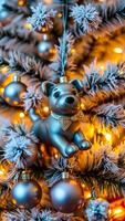 brillante plata perro ornamento cuelga en un escarchado hojas perennes árbol foto