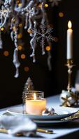 alumbrado por velas mesa ajuste con un delicado copo de nieve ornamento foto